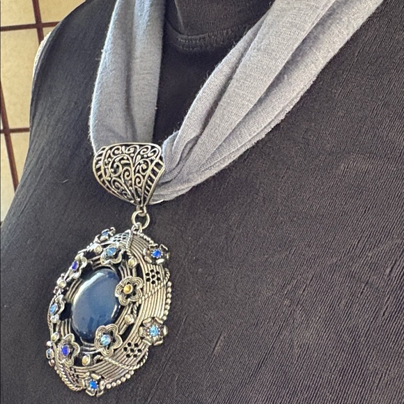 Elegant Blue Pendant Necklace, missing a stone on pendant - Picture 3 of 11